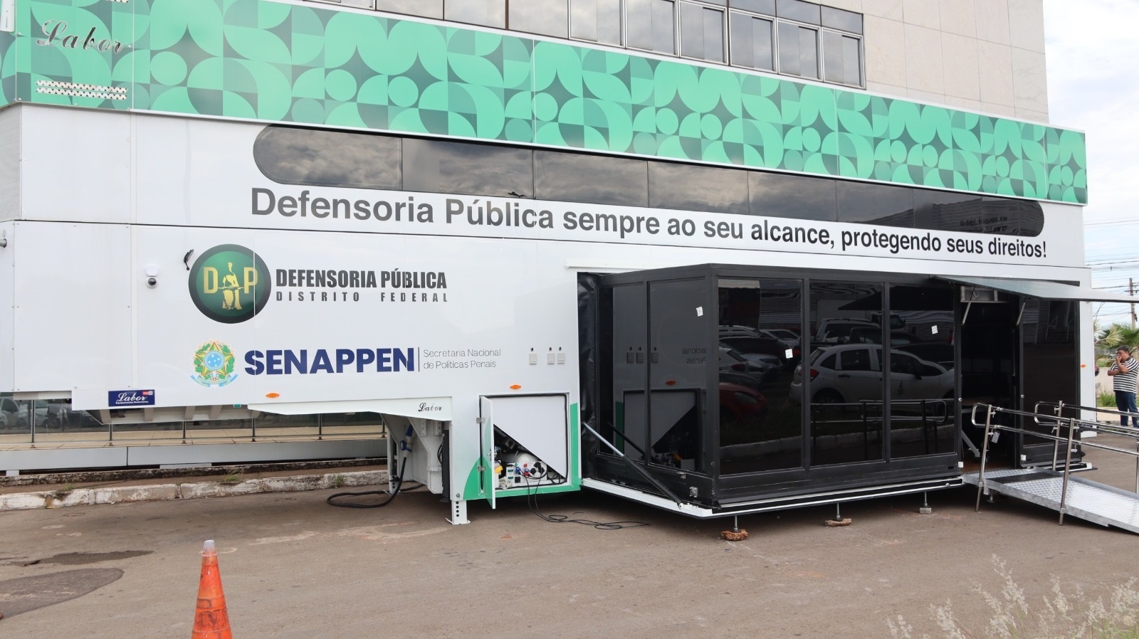 Carreta móvel da Defensoria Pública do DF desenvolvida pela Labor