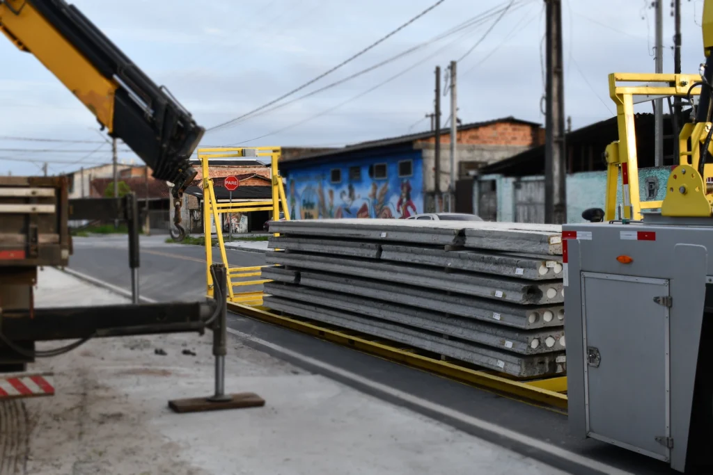 Semirreboque Labor para transporte de blocos e peças de concreto