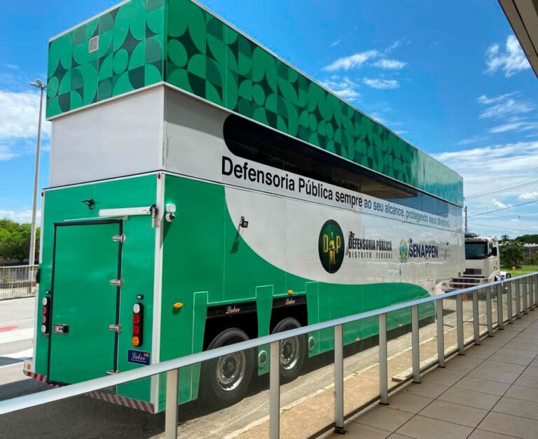 Parte traseira da carreta da Defensoria Pública