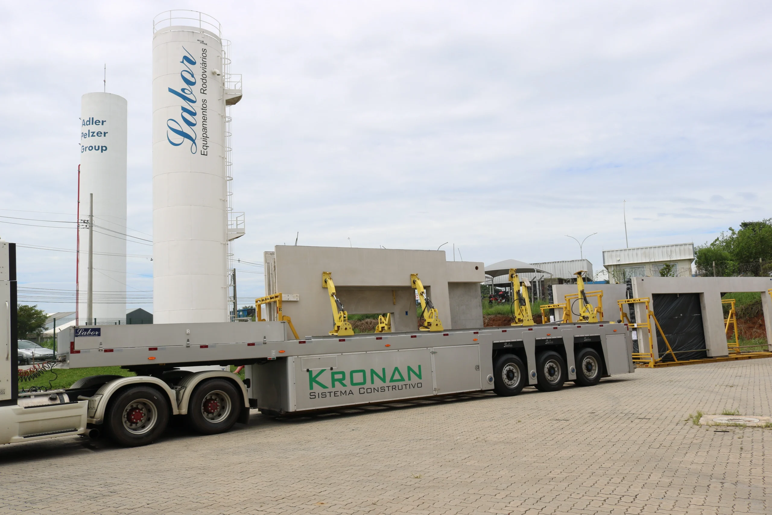 Miniatura do transporte de pré-fabricados Kronan