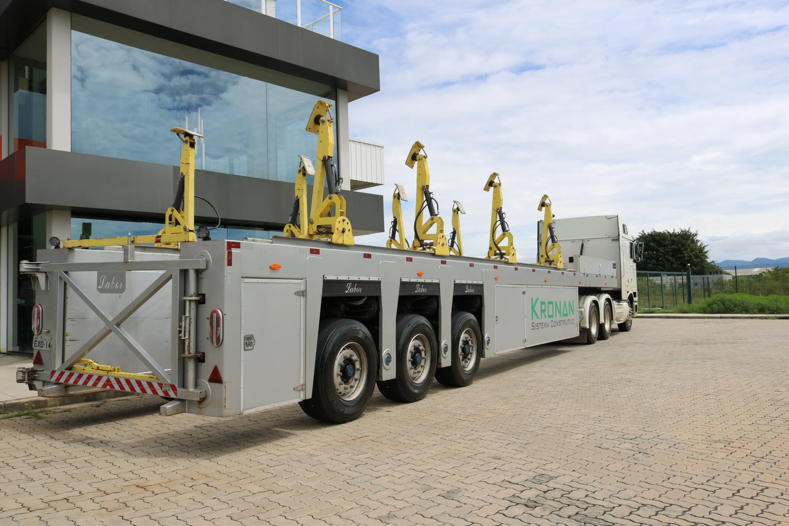 Inloader Labor aplicada no transporte de pré-fabricados de concreto da Kronan