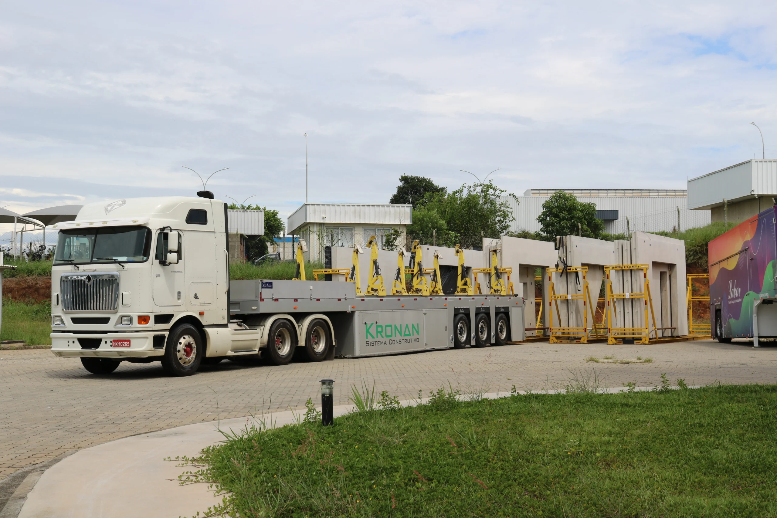 Operação com Inloader Labor para transporte de concreto pré-fabricado