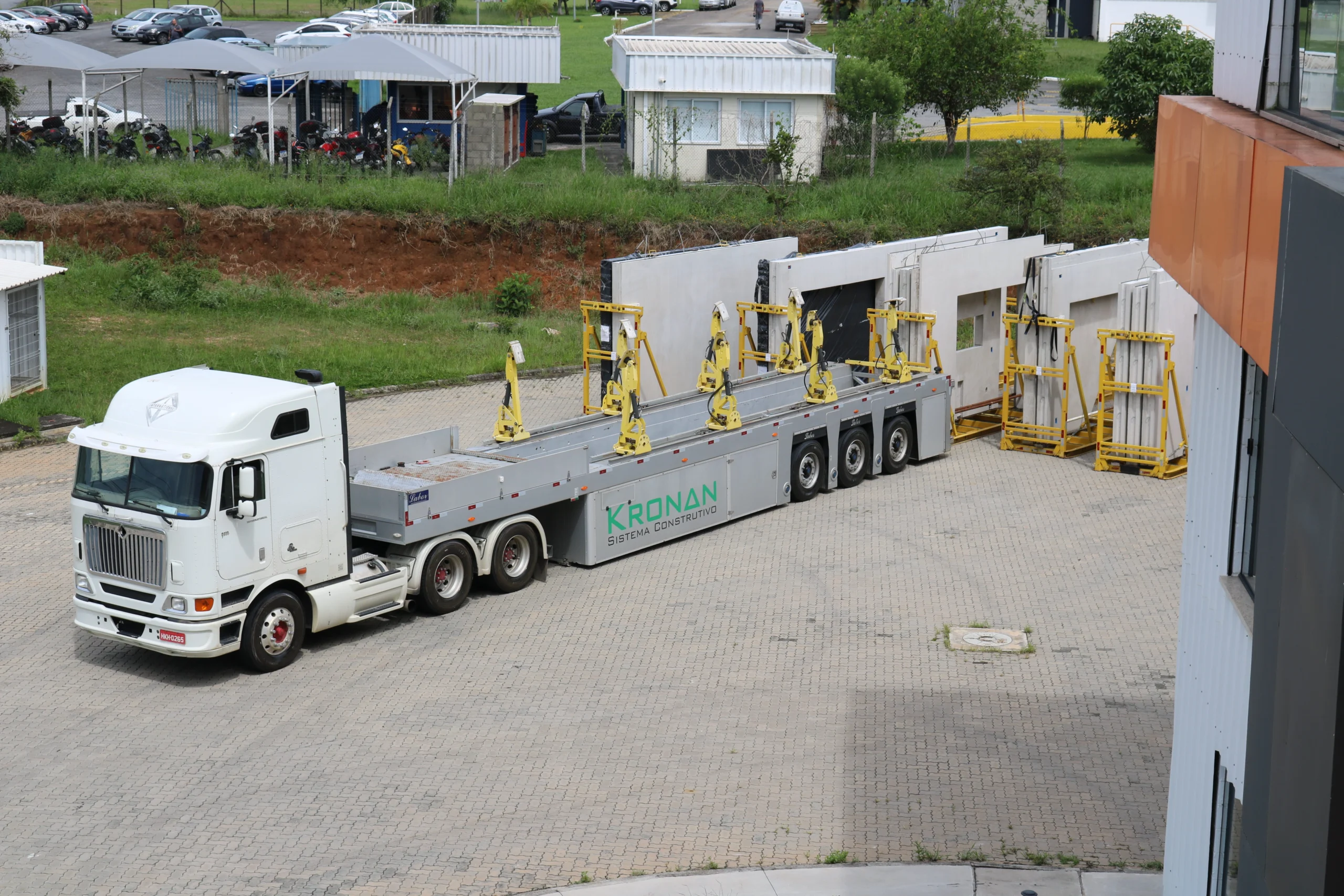 Inloader Labor transportando painéis de concreto pré-fabricado da Kronan