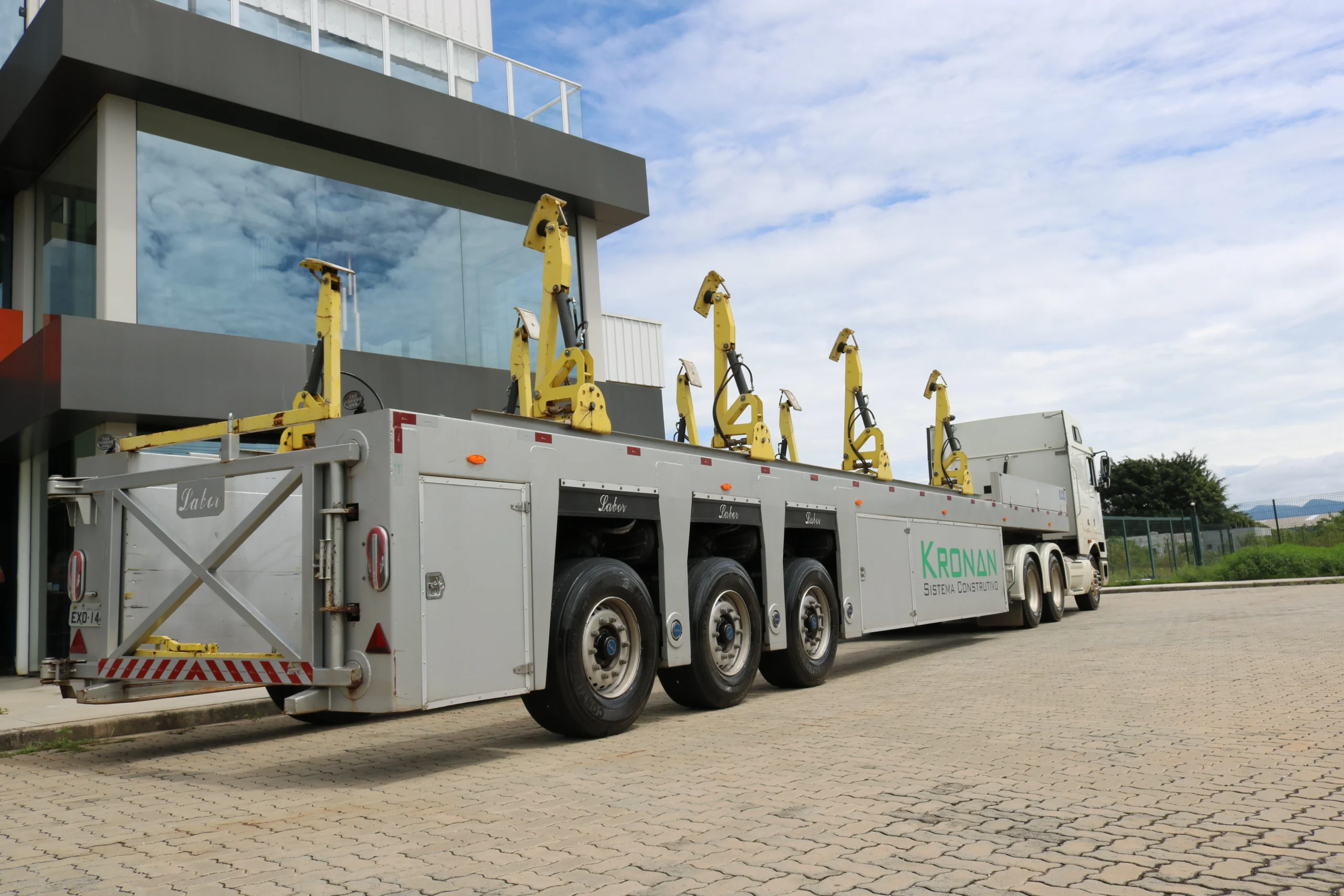 Inloader Labor em operação para transporte de concreto