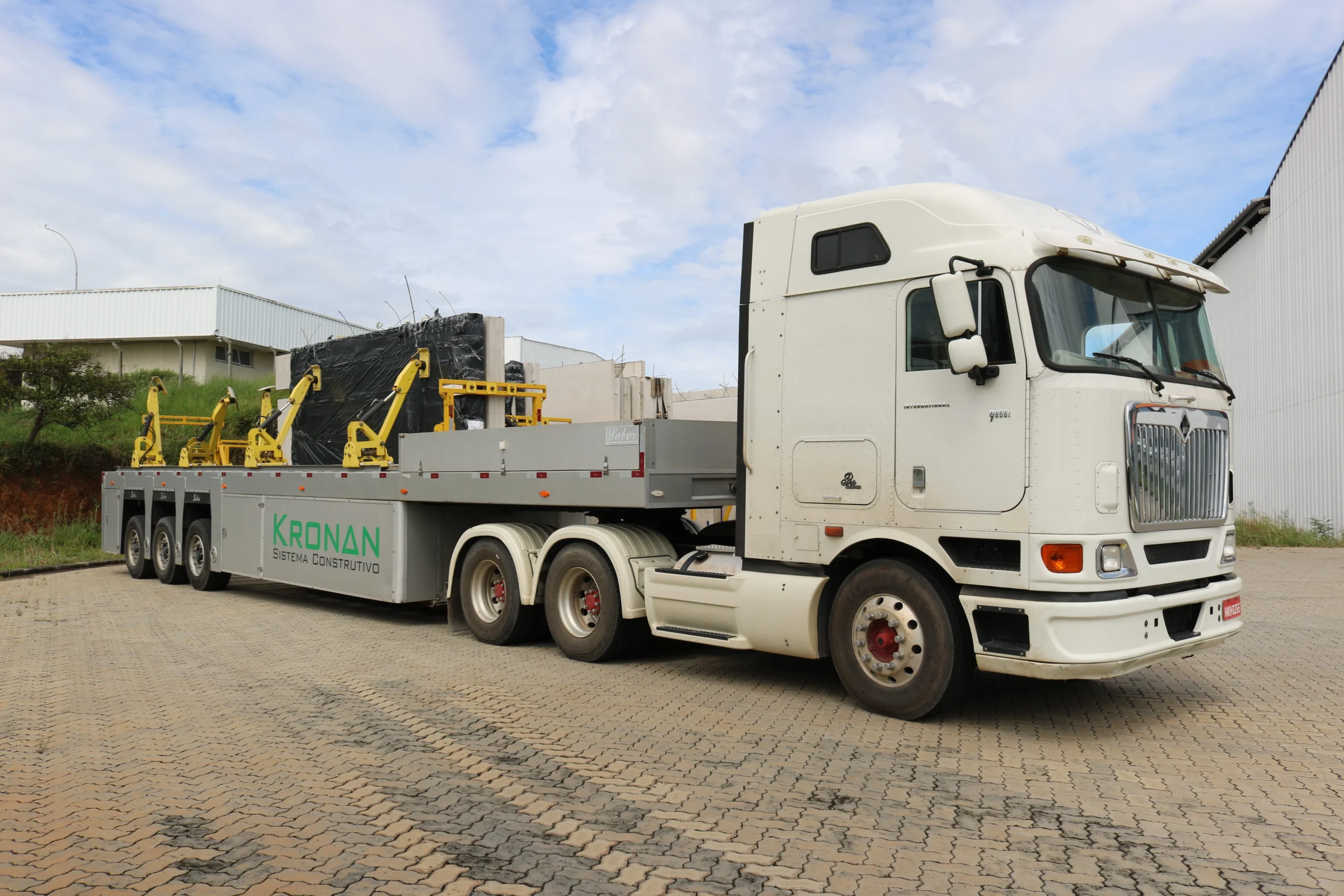 Detalhe do semirreboque Inloader Labor no case Kronan
