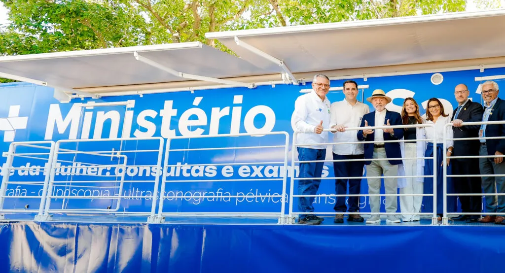Visita institucional à carreta da saúde da mulher no Rio de Janeiro