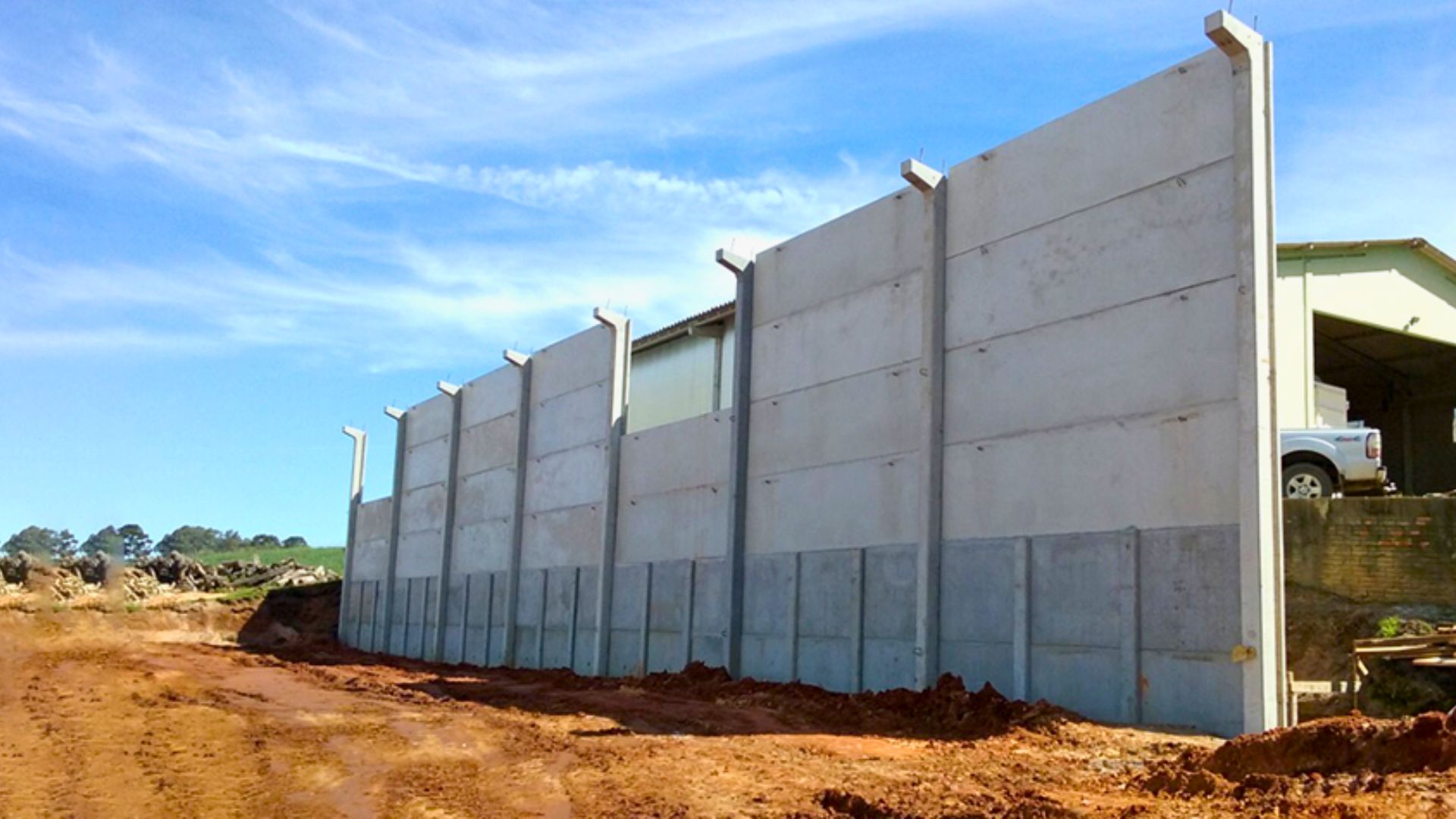Peças de concreto pré-fabricadas em operação de obra