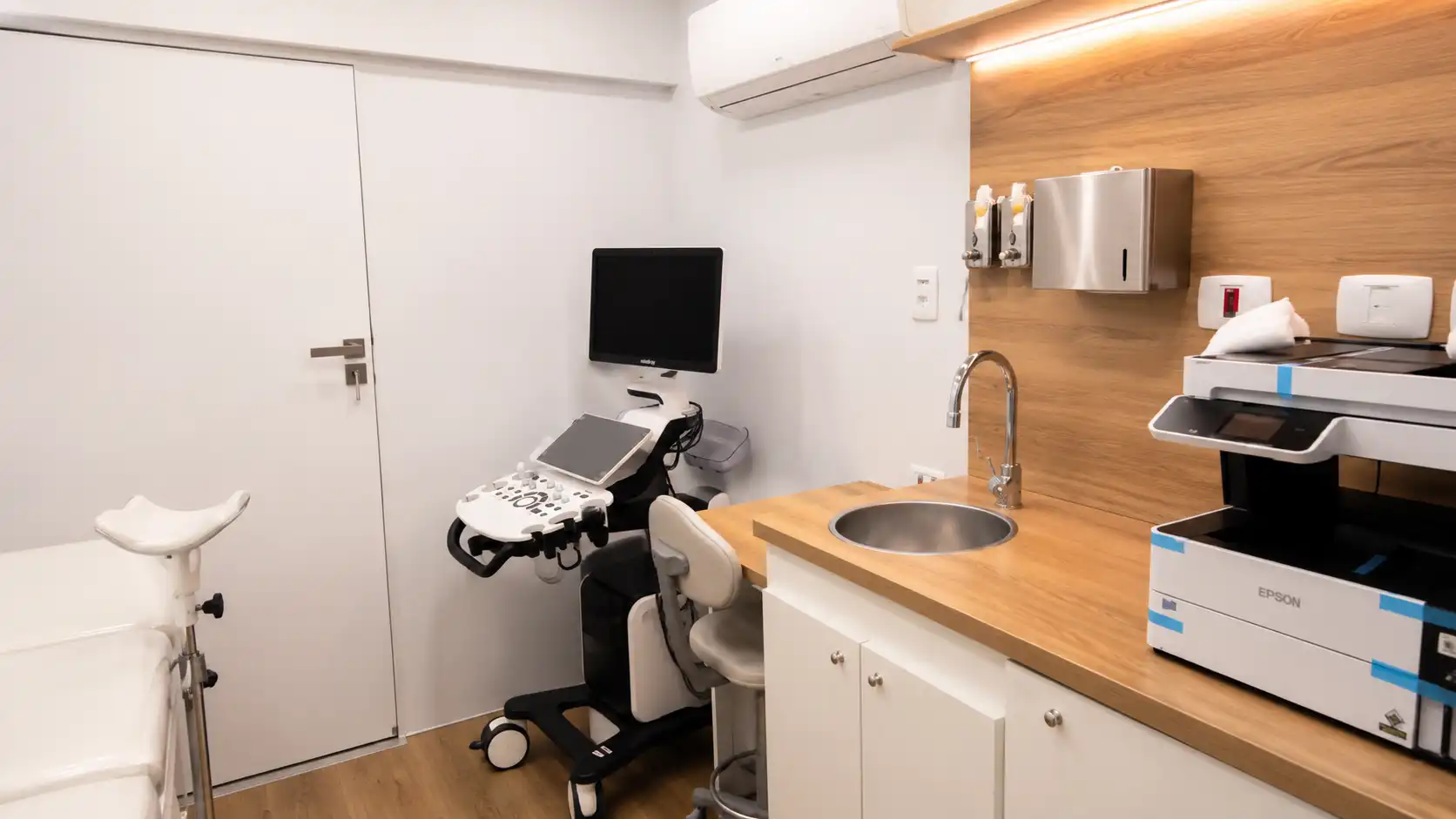 Consultório equipado com ultrassom