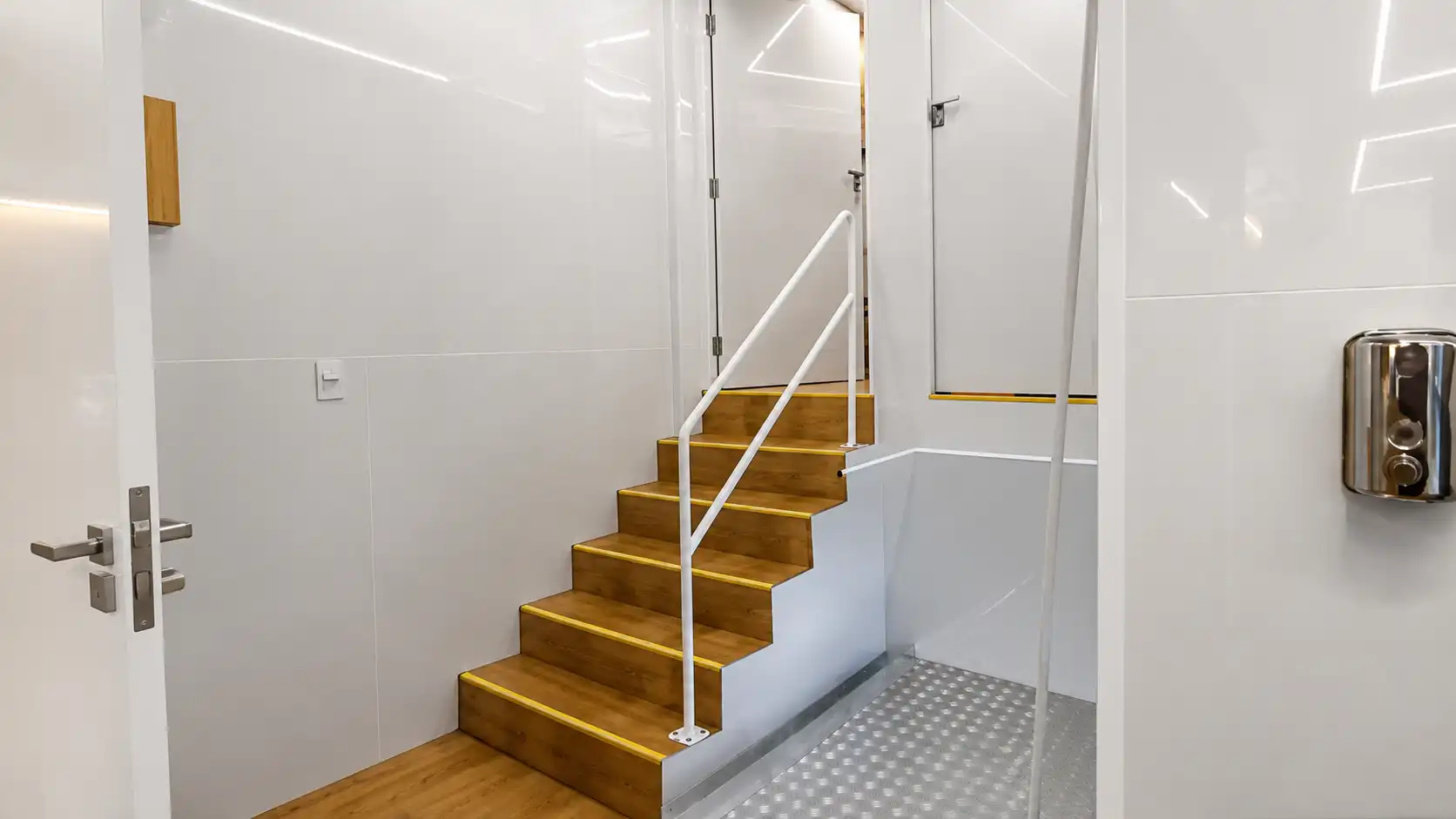 Acesso interno ao piso superior da unidade móvel