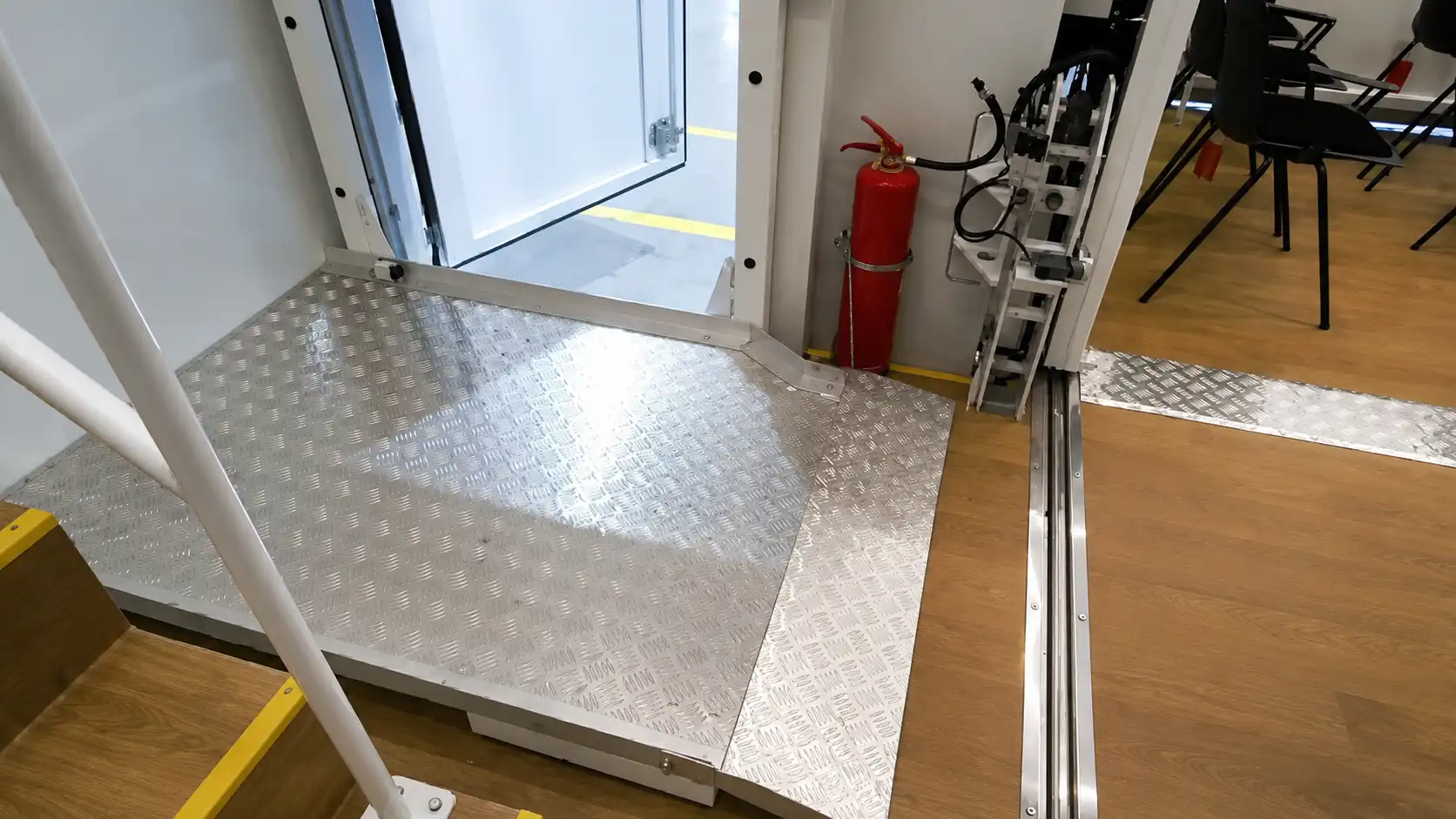 Plataforma elevatória de acessibilidade PCD da unidade móvel