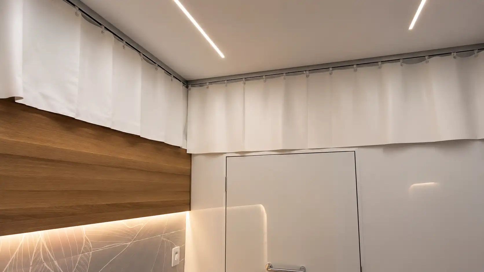 Detalhe do isolamento e acabamento interno do ambiente clínico móvel