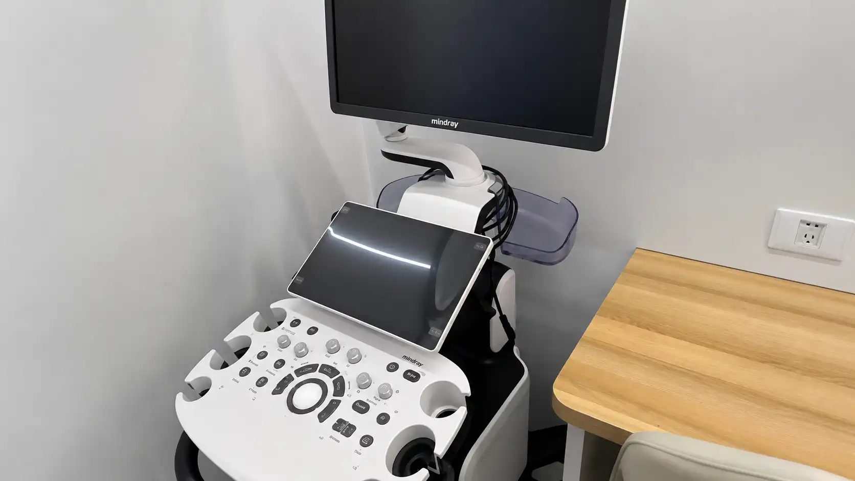 Equipamento de ultrassom dentro da unidade móvel