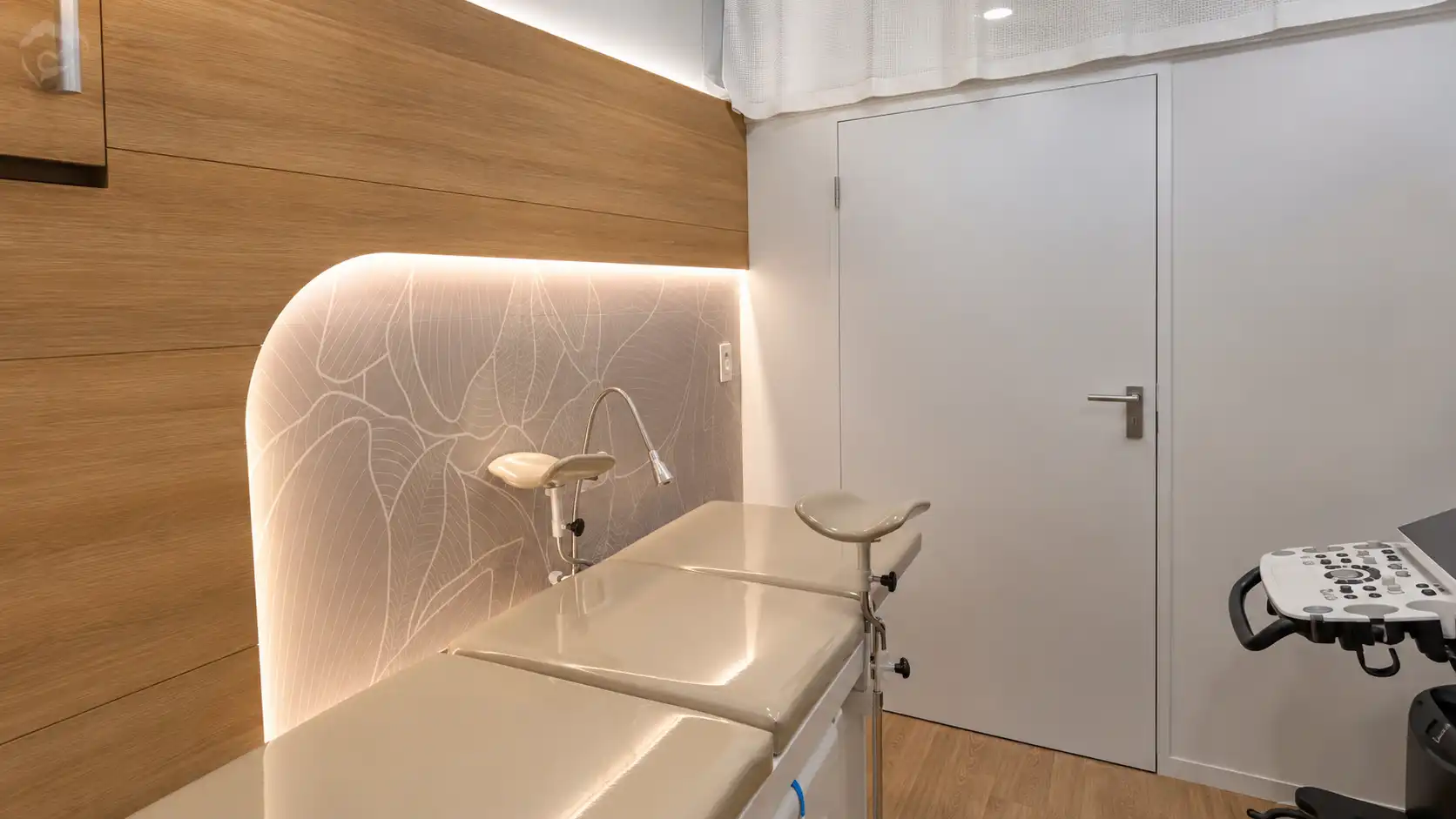 Mesa ginecológica dentro do consultório móvel
