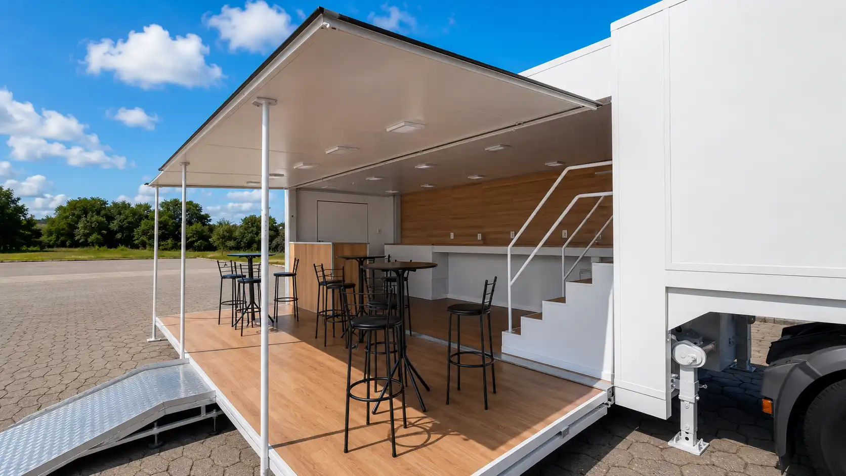 Detalhe lateral de unidade móvel para eventos