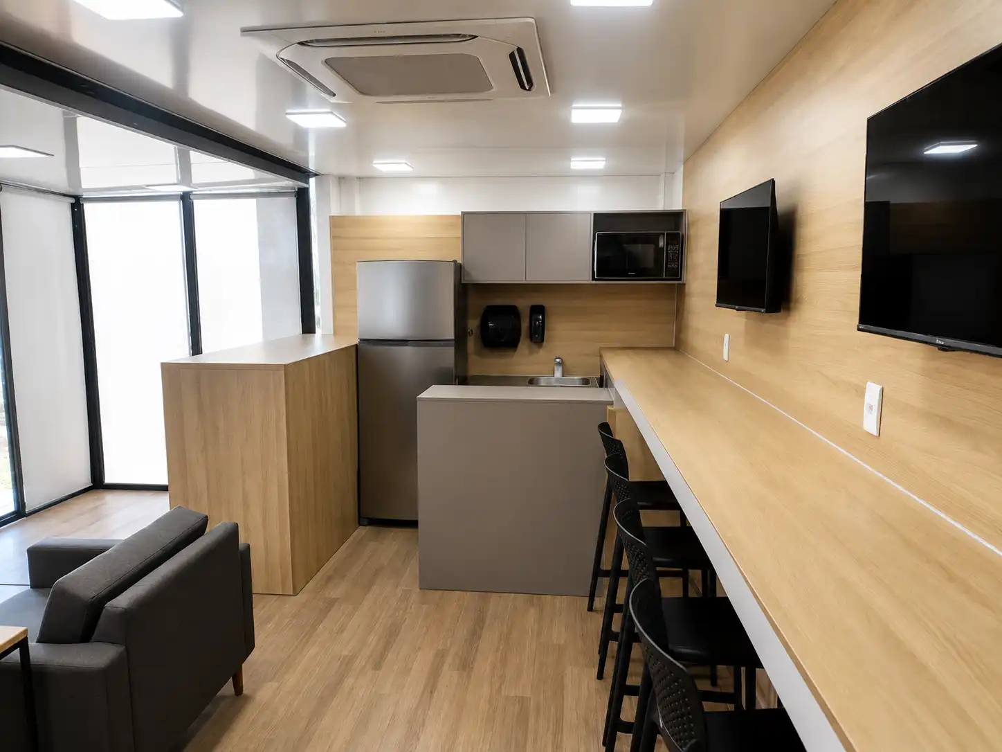 Vista externa da unidade móvel Labor com sala de avanço