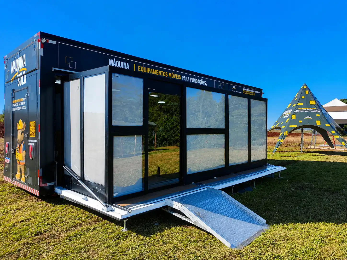 Stand móvel Labor na plataforma Solum com sala de avanço
