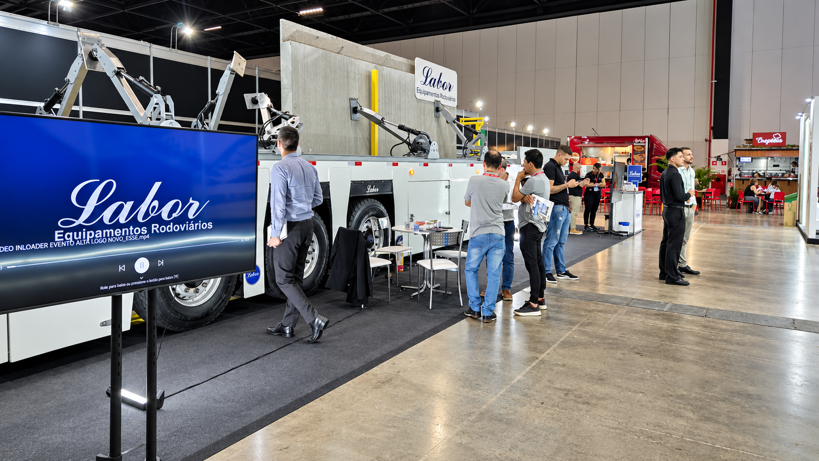 Visitantes reunidos no stand da Labor ao lado da Concrete Loader