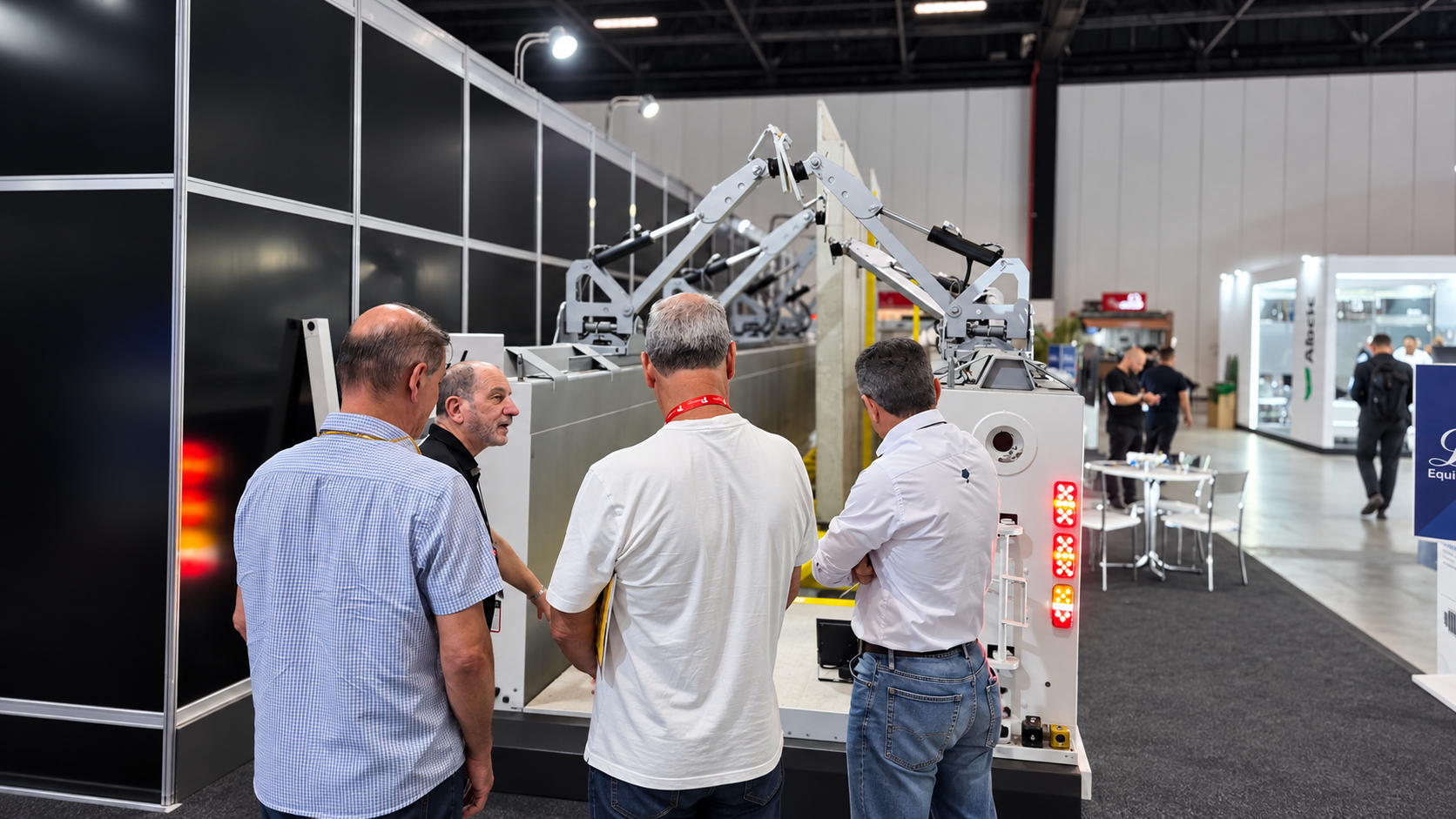 Equipe da Labor explicando a Concrete Loader para visitantes