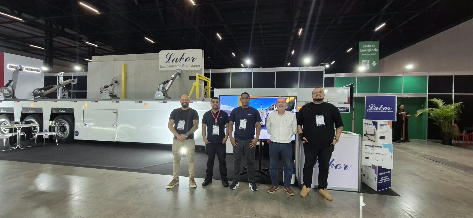 Equipe da Labor Equipamentos em frente à Concrete Loader no stand
